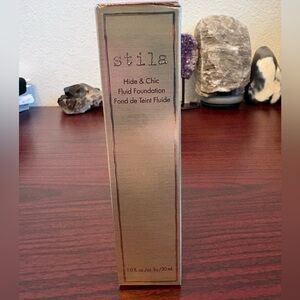 Stila Hide & Chic Fluid Foundation Deep 4
